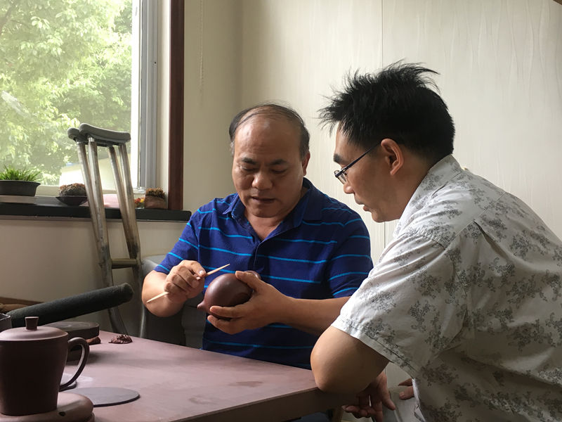 爱德陶艺社助残疾人圆脱贫致富梦.jpg