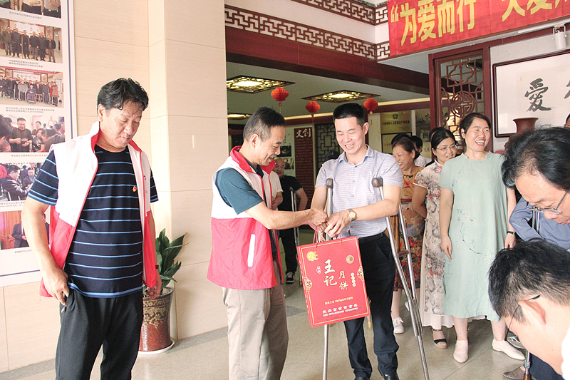 新街街道残联开展“为爱而行”关爱残疾人公益活动_副本.jpg