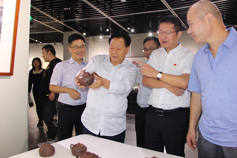“特艺匠心 紫玉墨韵”陶艺书画展在江苏太仓举办.jpg