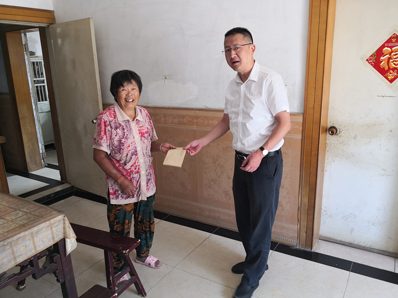 宜兴市残联党支部组织党员干部走访慰问困难残疾人家庭.jpg
