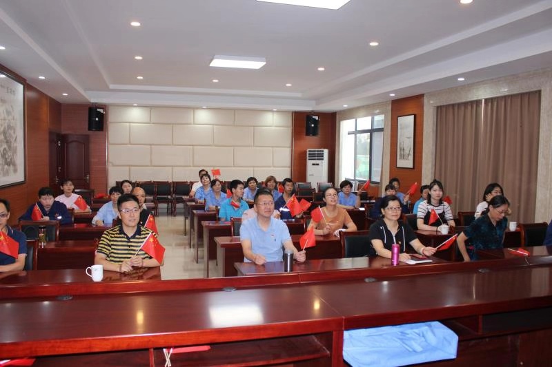 市残联中层以上同志与残疾人一起收看阅兵式.jpg