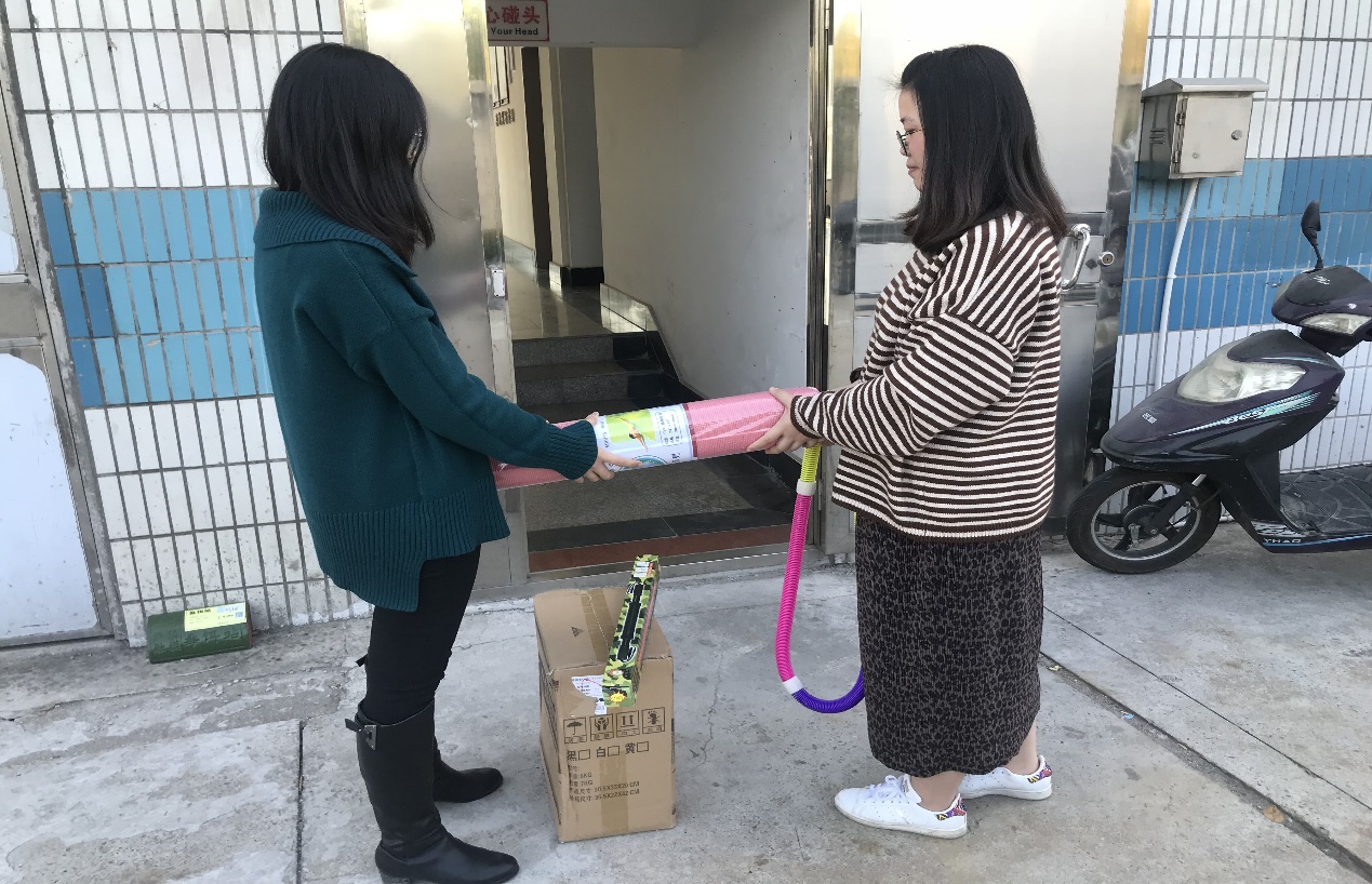 周铁镇残联为困难残疾人发放体育康复器具.jpg