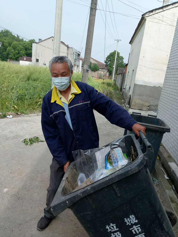 西渚镇残疾人保洁员 为美丽乡村护航.jpg