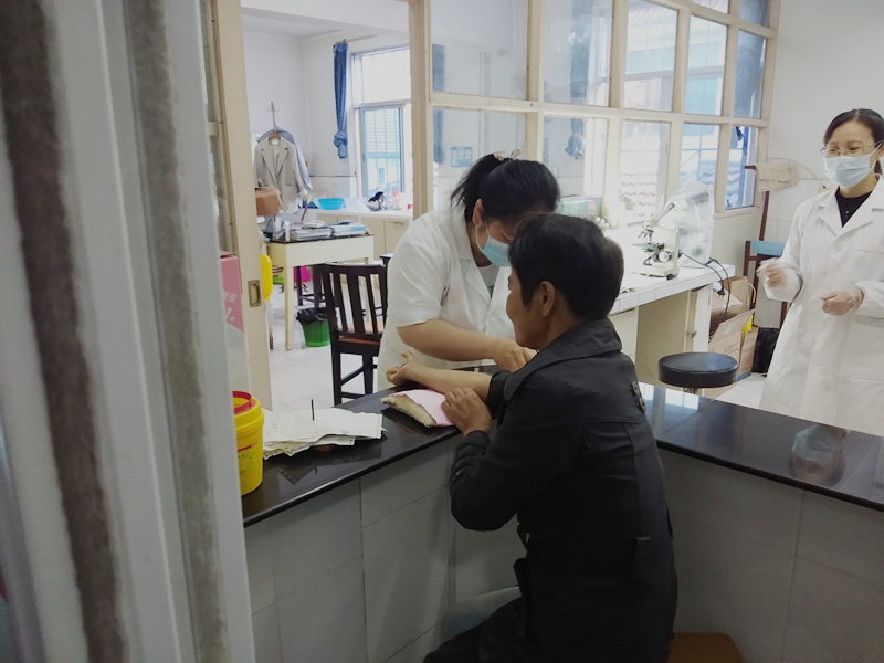 太华镇残联开展残疾人免费体检活动.jpg