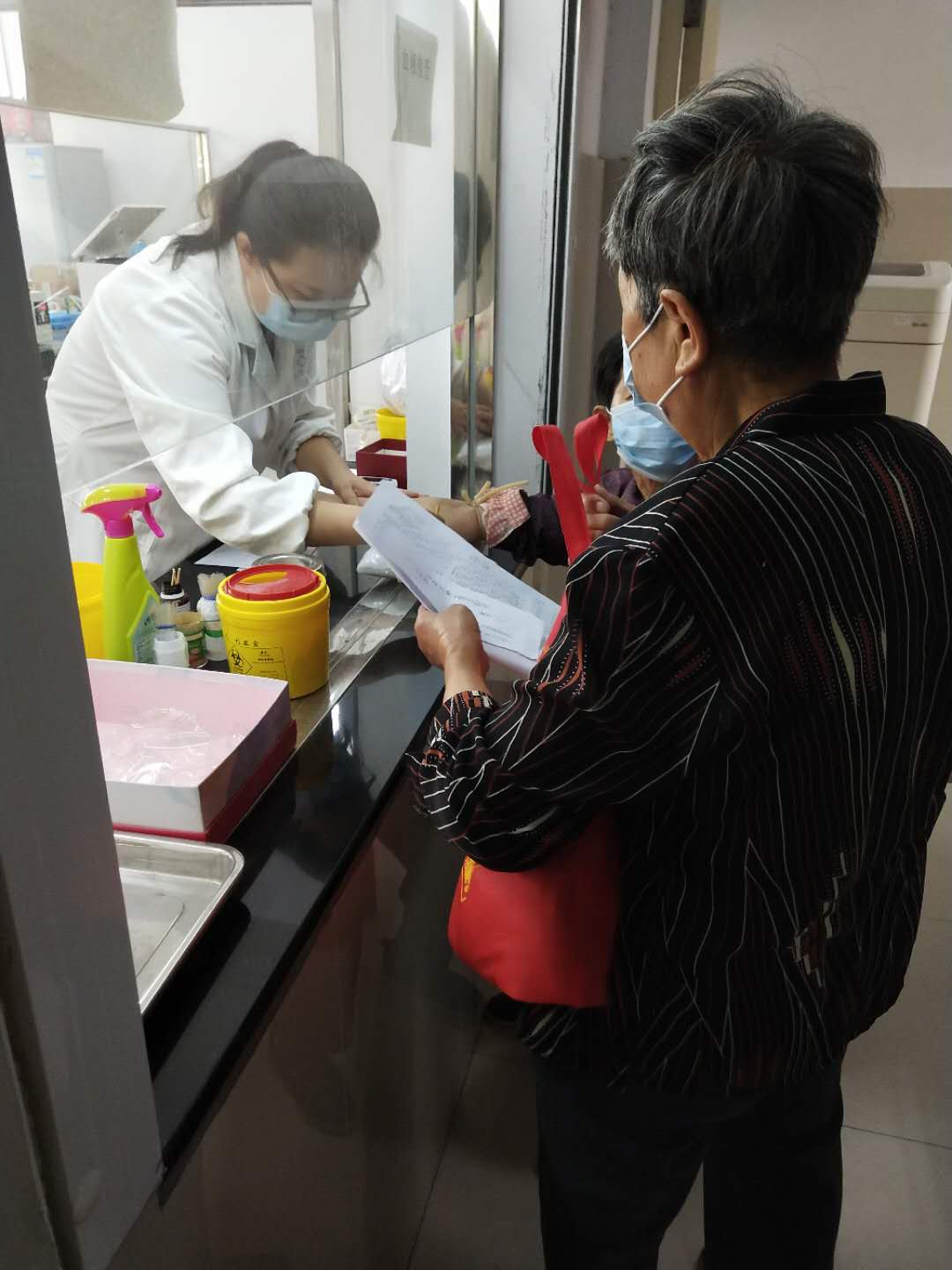 芳桥街道残联组织贫困残疾人免费体检.jpg