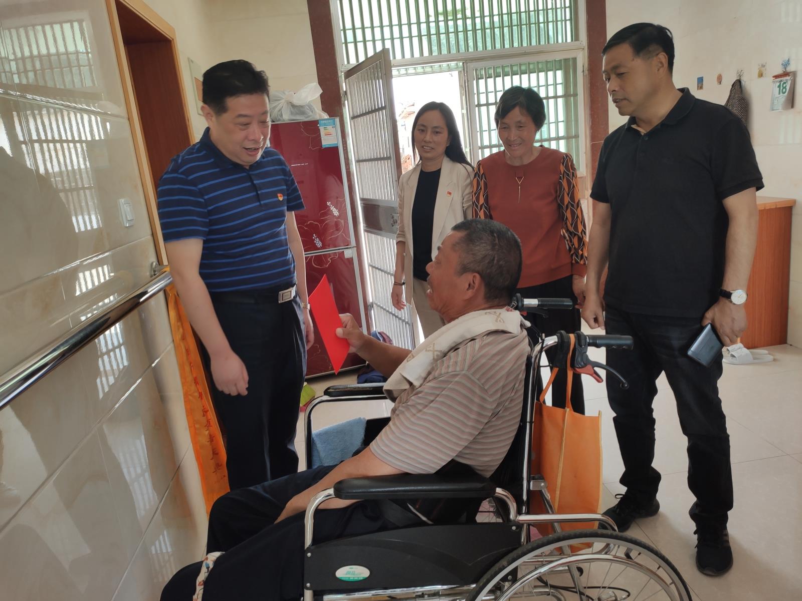 徐舍镇领导走访慰问困难残疾人.jpg