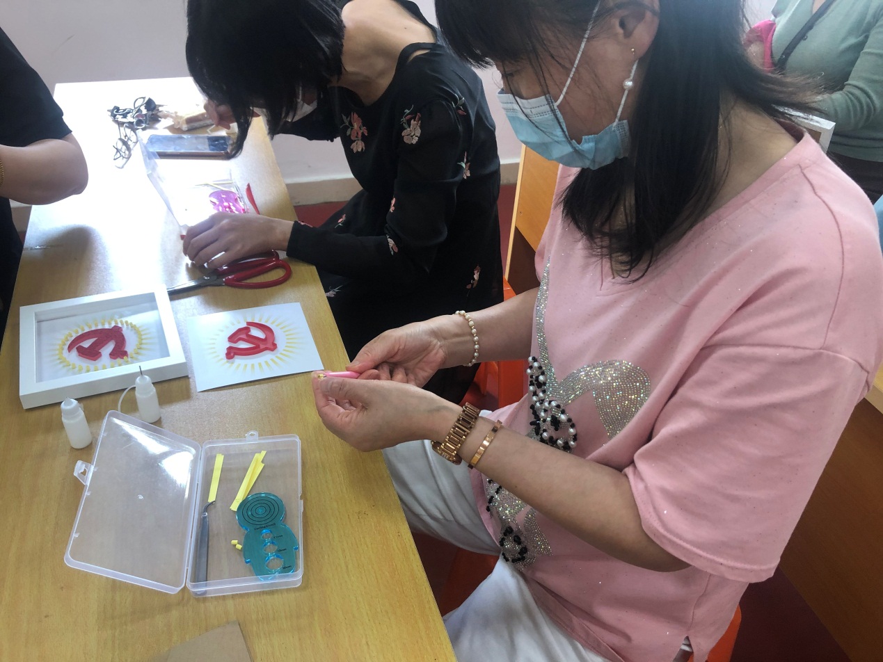 万石镇开展残疾人手工制作活动.jpg