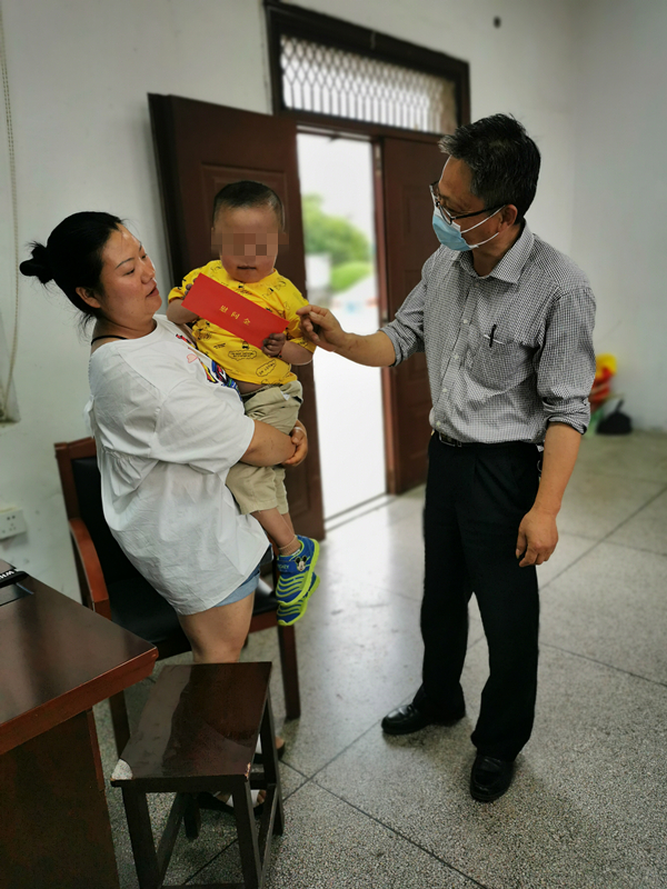 芳桥街道残联走访慰问困难残疾儿童.jpg