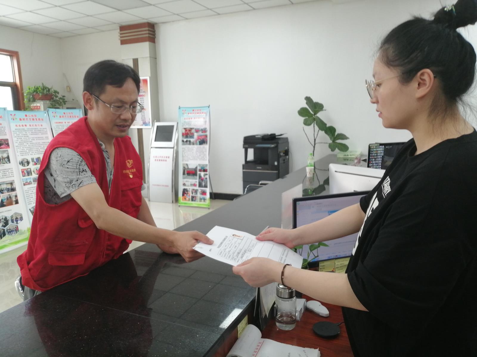 党员第一时间到社区报到.jpg
