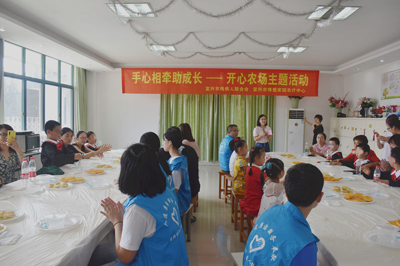 自闭症儿童和小志愿者一起准备开始做蛋糕.jpg