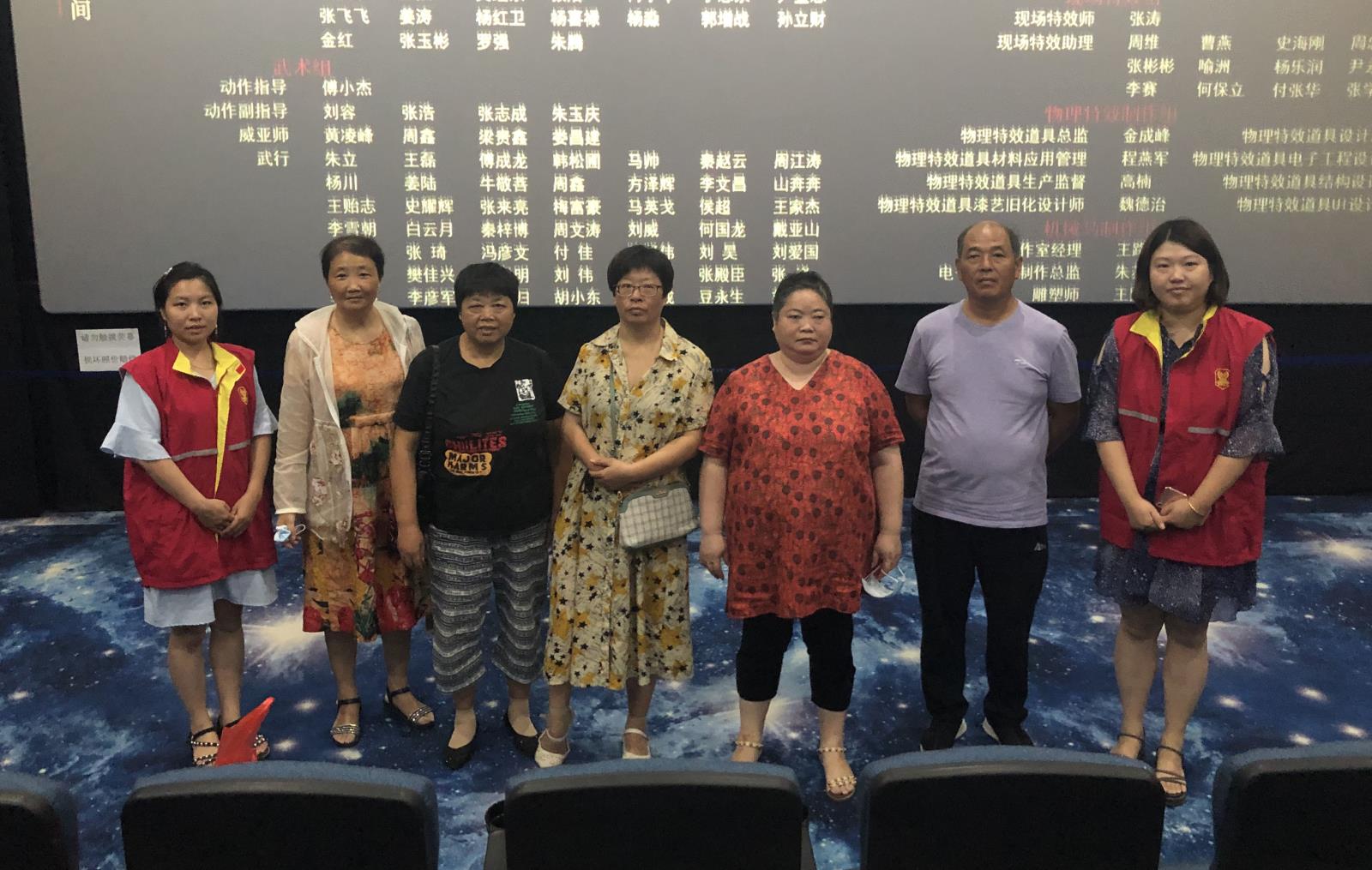 湖渎社区残疾人之家组织观看《八佰》.jpg