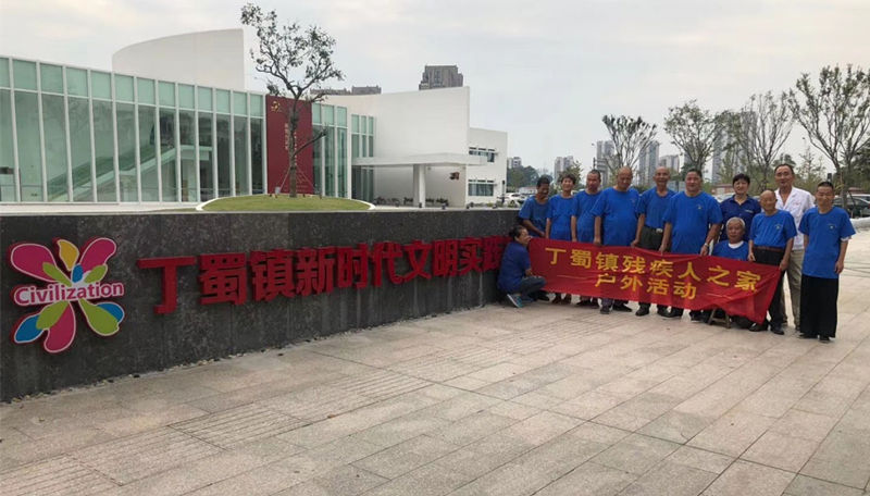 丁蜀镇残疾人志愿者开展拾垃圾公益活动1.jpg