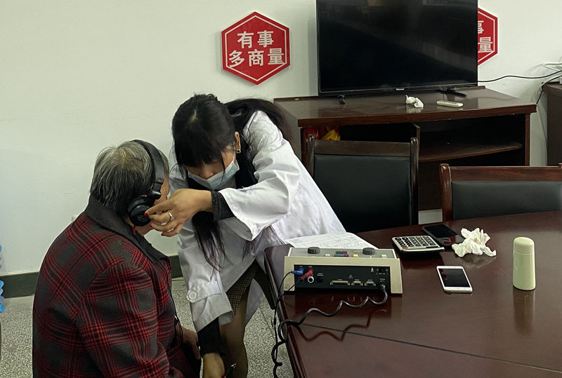 和桥镇残联开展助听器适配活动.jpg