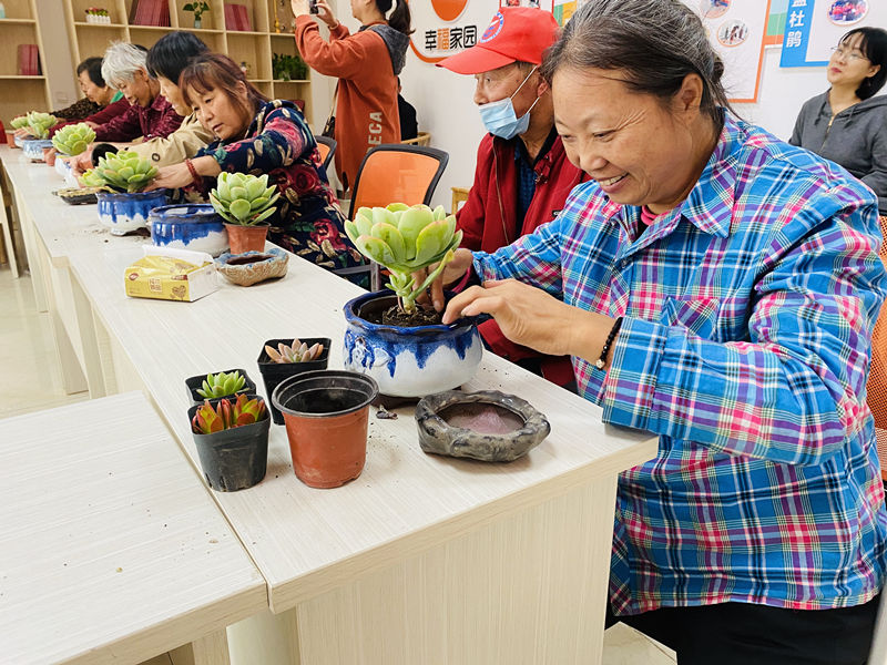 高塍镇残联举办残疾人花卉种植培训班.jpg