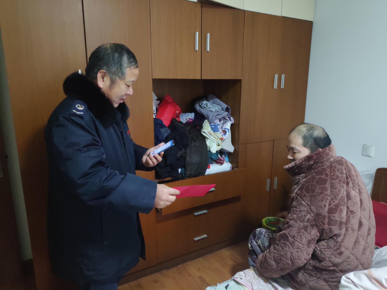 阳光扶贫送温情 服务群众暖人心.jpg
