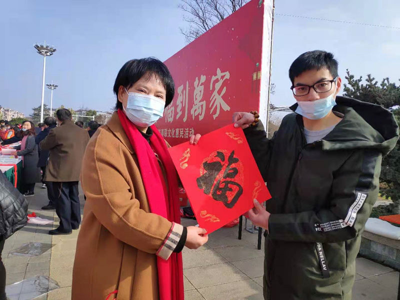 张渚镇书法家为残疾人送“福”_副本.jpg
