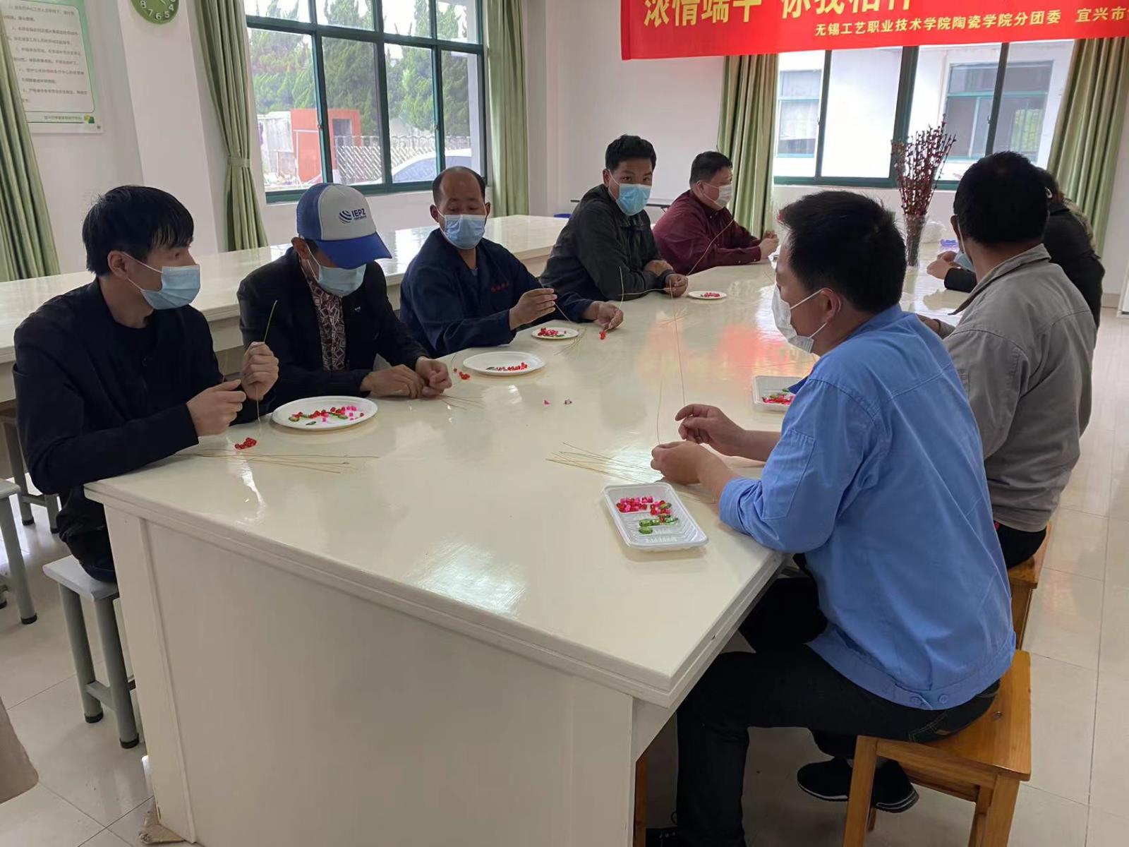 手工制作玻璃球花——宜兴市新建镇残联组织残疾人开展农疗活动.jpg