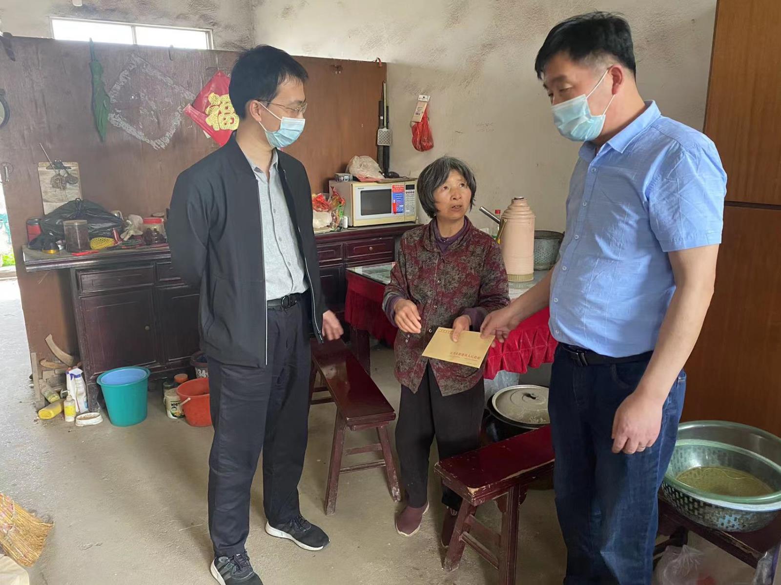 宜兴市新建镇残联走访慰问贫困残疾人.jpg