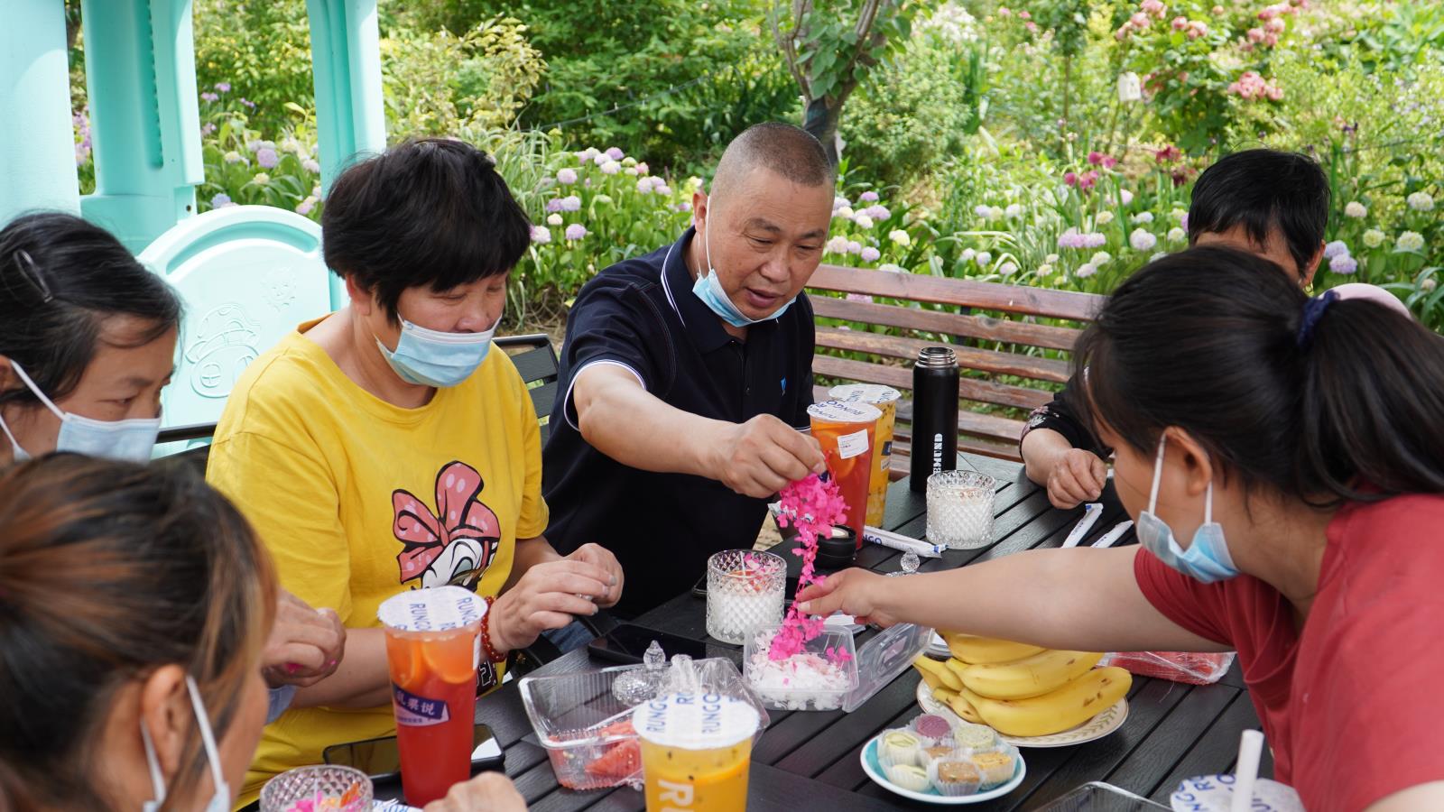 宜兴市高塍镇残联组织残疾人开展香薰蜡烛制作培训.JPG