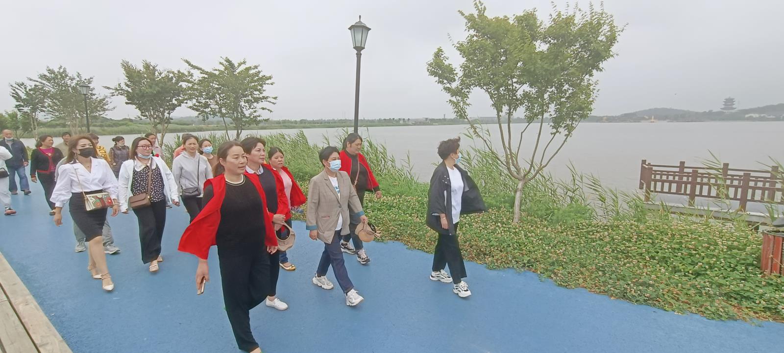 看家乡变化 悟家乡发展——宜兴市芳桥街道残联组织残疾人游览阳山荡风景区.jpg