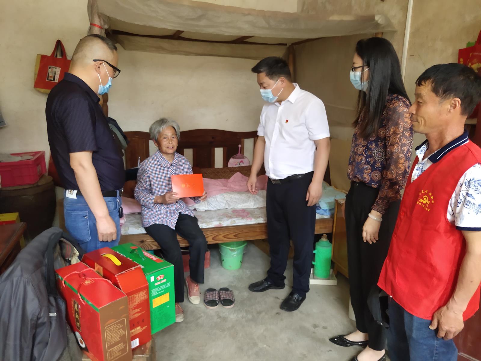 宜兴市芳桥街道残联开展走访慰问困难残疾人活动.jpg
