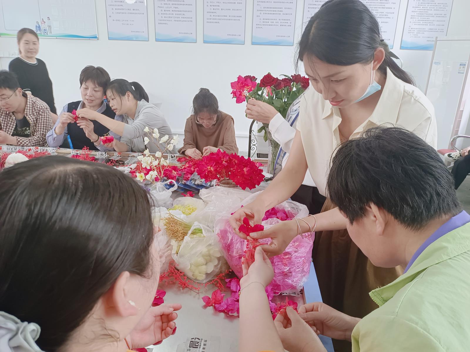 宜兴市芳桥街道残联举办残疾人手工布艺仿真花制作培训(1).jpg