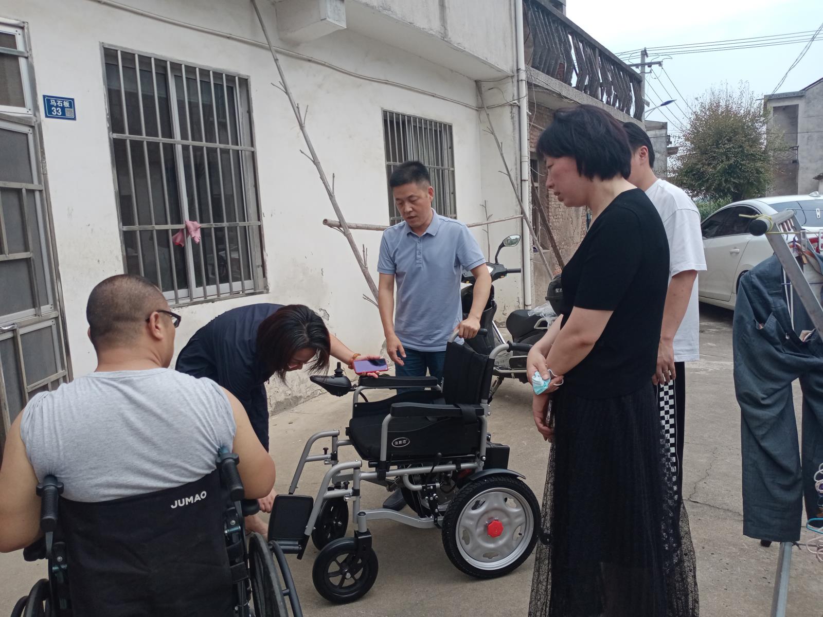 大爱无疆 关怀无限——记宜兴市残联关怀徐舍镇西墟村残疾人盛俊.jpg