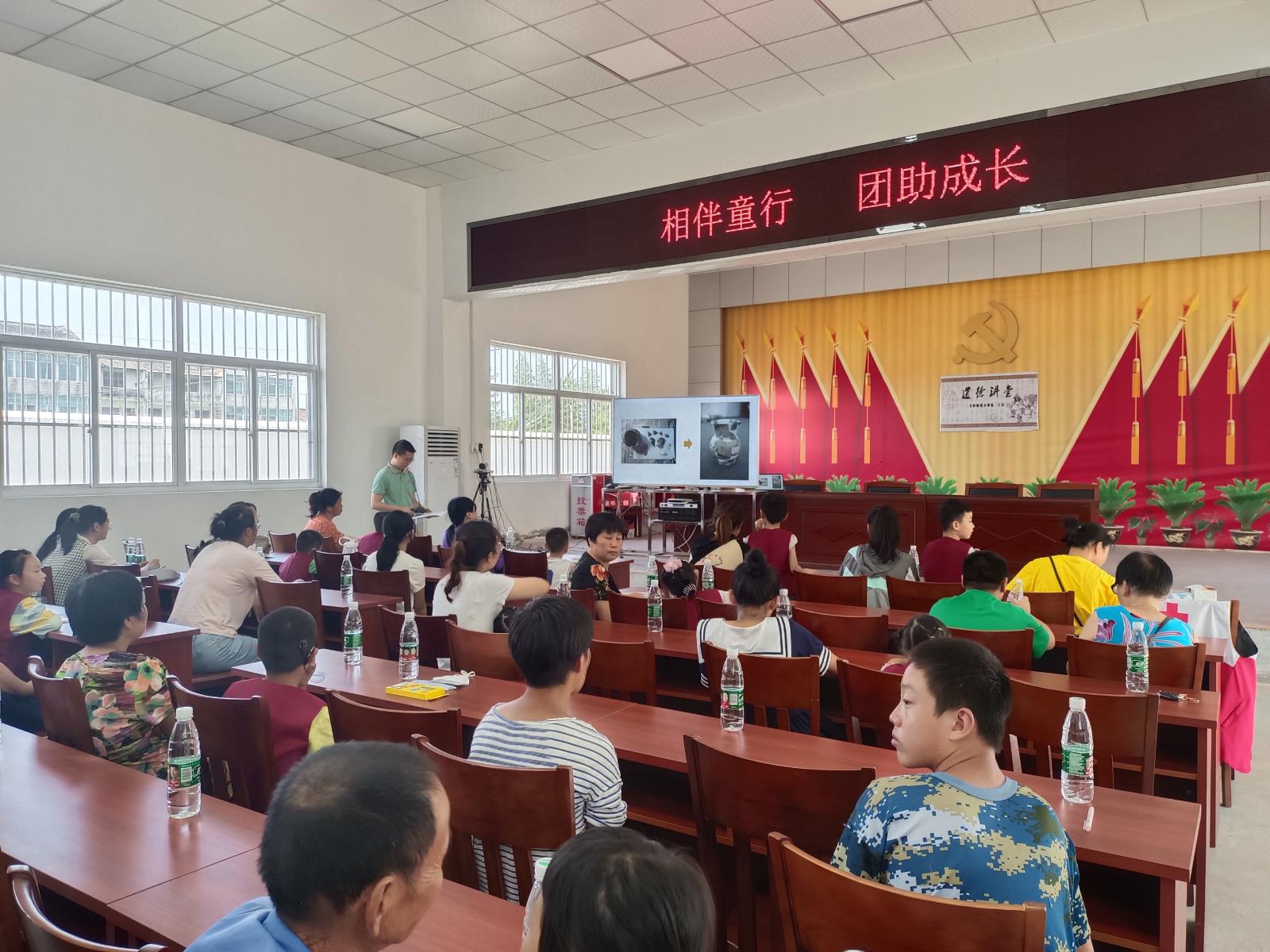 相伴童行  团助成长——宜兴市芳桥街道残联组织残疾儿童开展手工修复文物活动.jpg