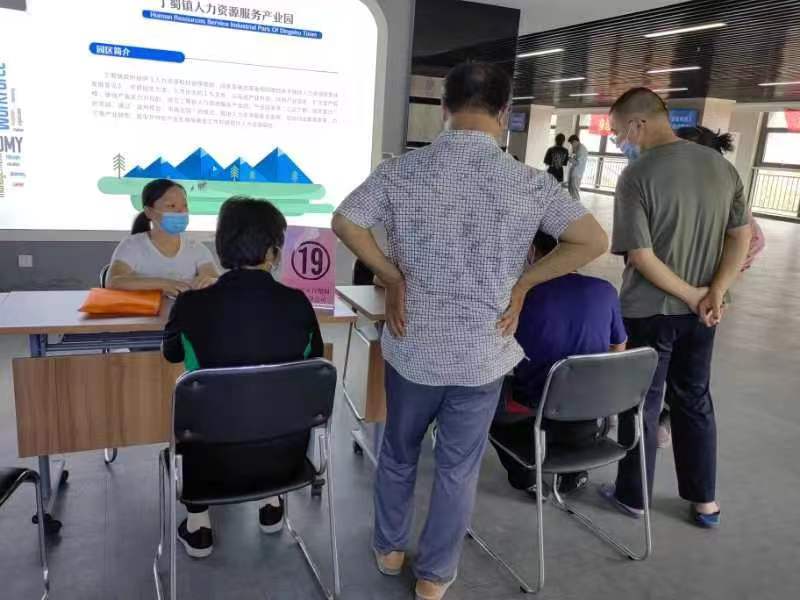 宜兴市丁蜀镇残联举办残疾人专场招聘会.jpg