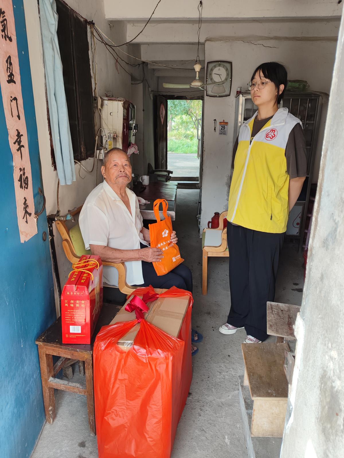 中秋情意  慰问暖心——宜兴市新庄街道残联开展走访慰问困难残疾人活动(1).jpg