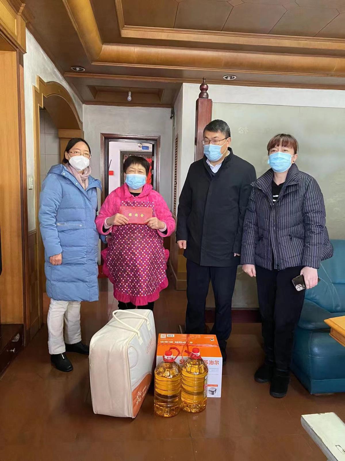 宜兴市宜城街道办事处领导一行深入社区开展走访慰问困难残疾人活动.jpg