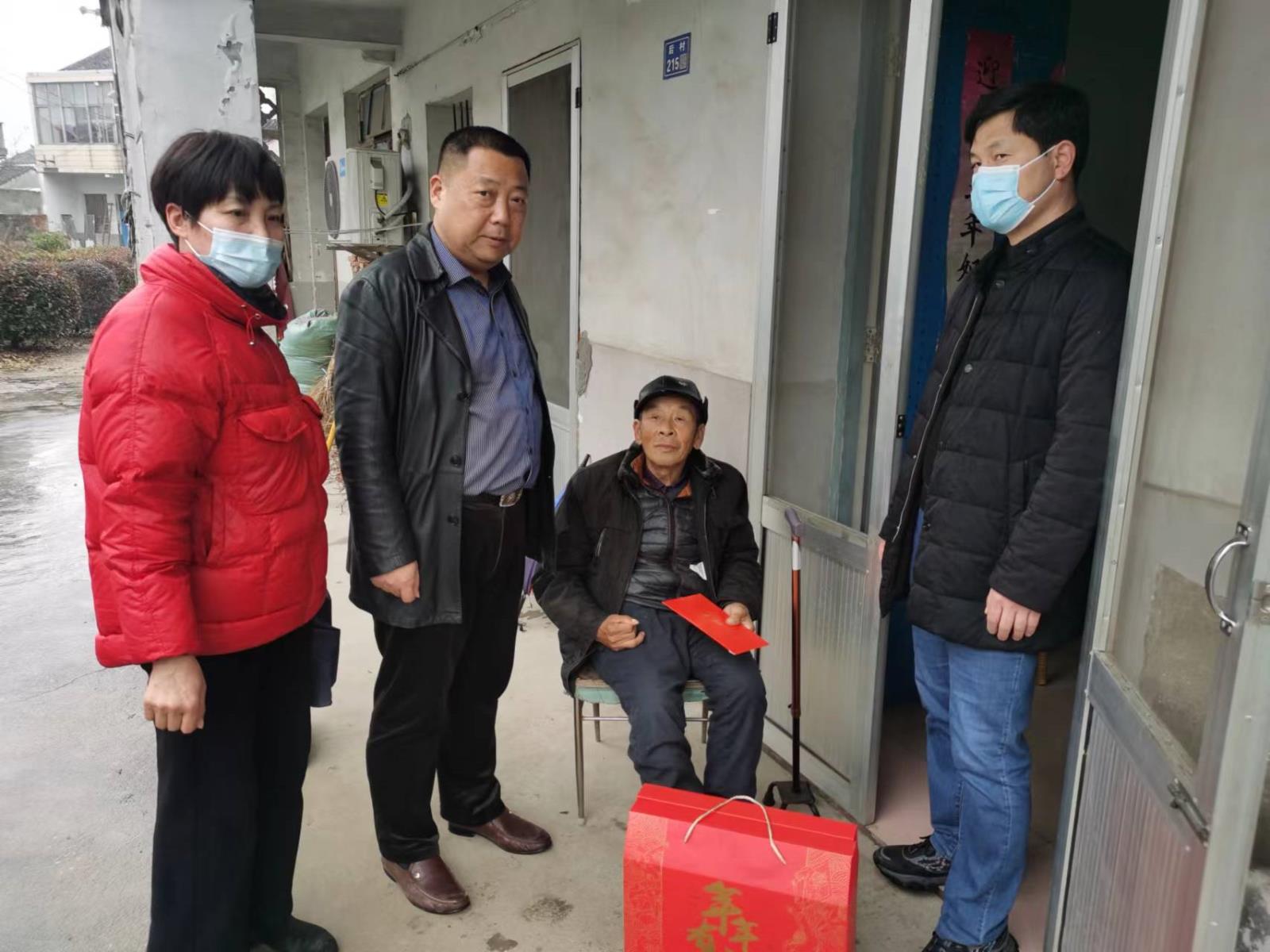 宜兴市芳桥街道残联开展新春走访慰问困难残疾人活动.jpg