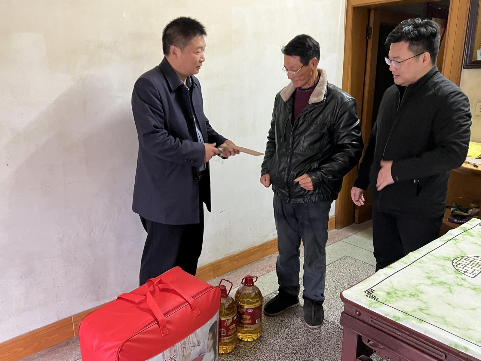 宜兴市徐舍镇残联开展节前走访慰问困难残疾人活动.jpg