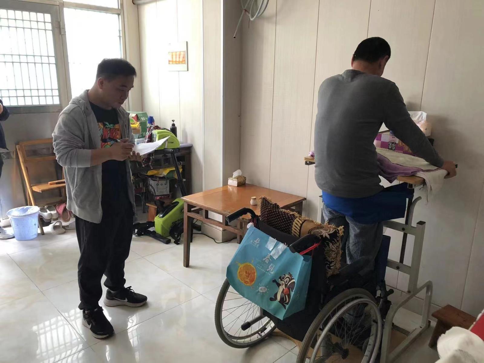 宜兴市残联赴周铁镇开展贫困残疾人辅具适配工作.jpg