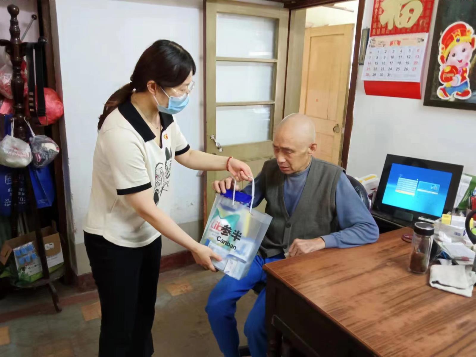 宜兴市丁蜀镇残联开展“全国助残日”走访慰问困难残疾人活动.jpg