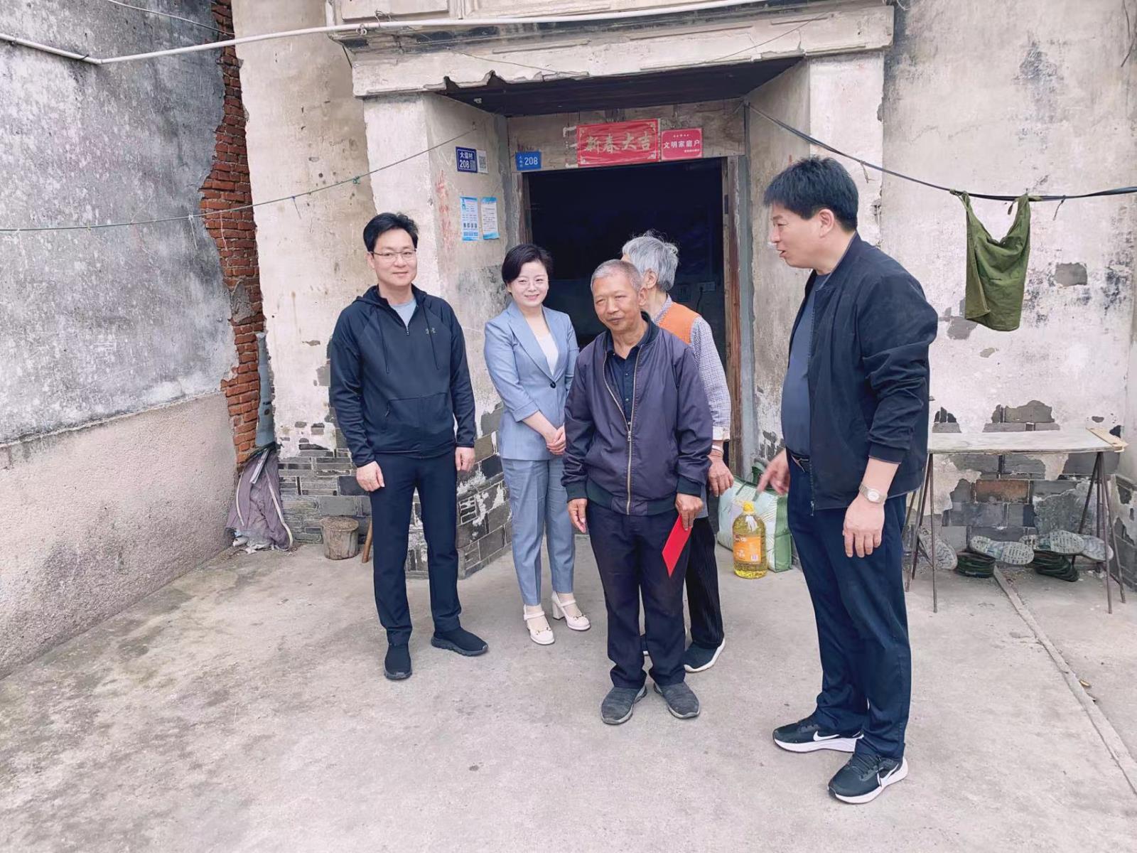真情关怀暖人心——宜兴市官林镇残联开展“全国助残日”走访慰问困难残疾人活动.jpg