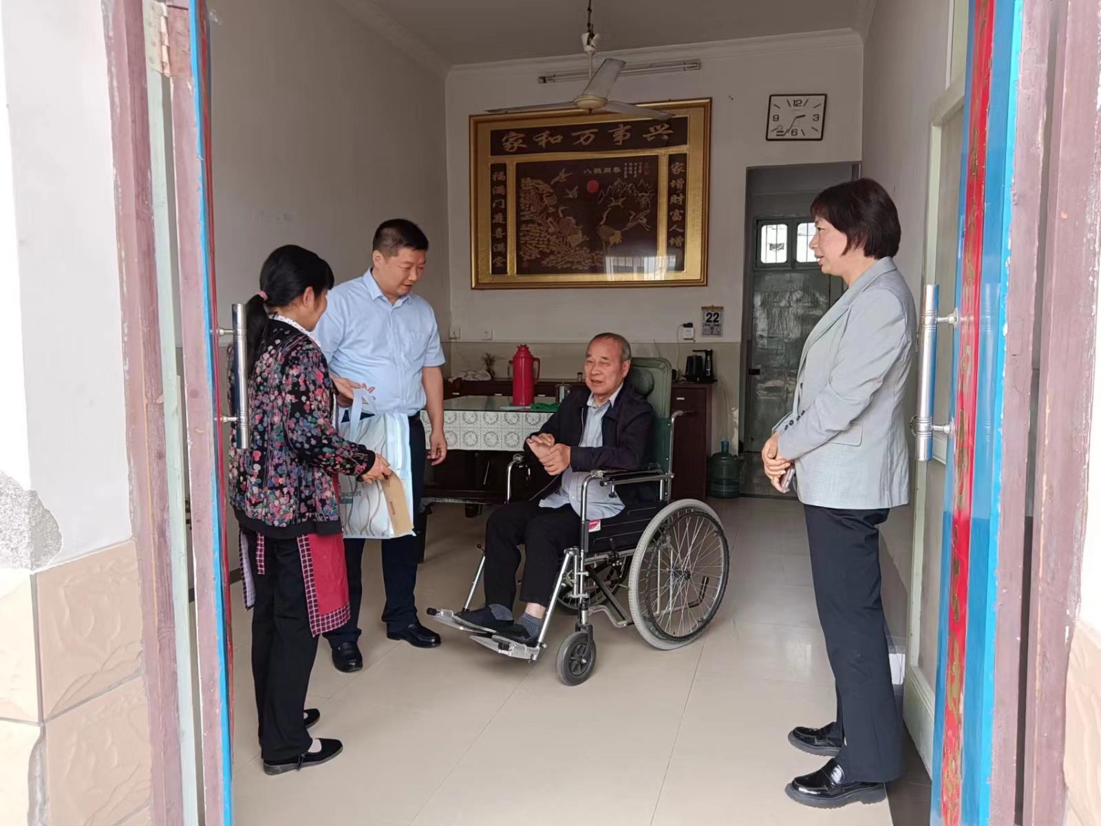 宜兴市徐舍镇残联开展走访慰问困难残疾人活动.jpg