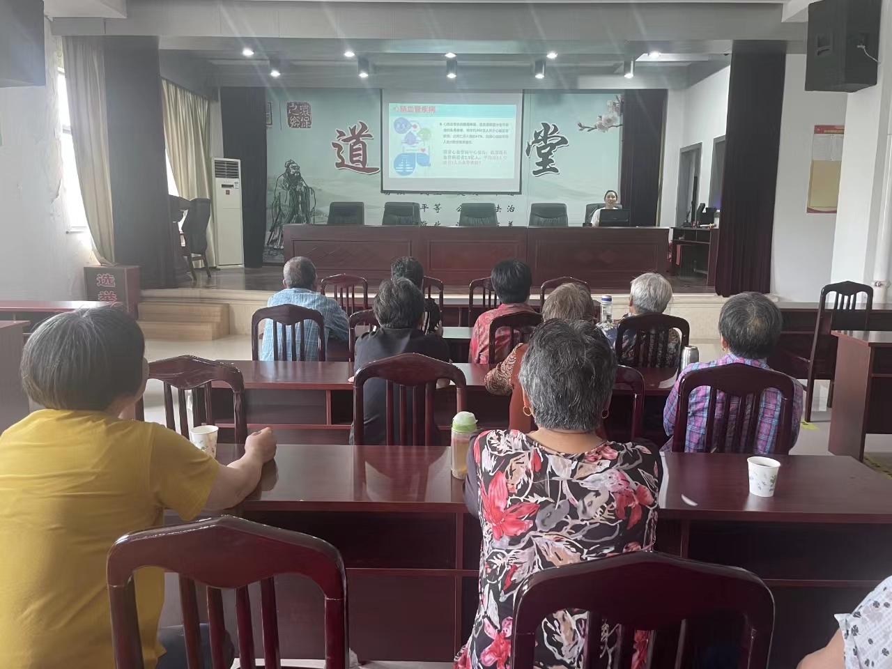 宜兴市高塍镇红塔村为残疾人举办心血管疾病健康知识讲座(1).jpg