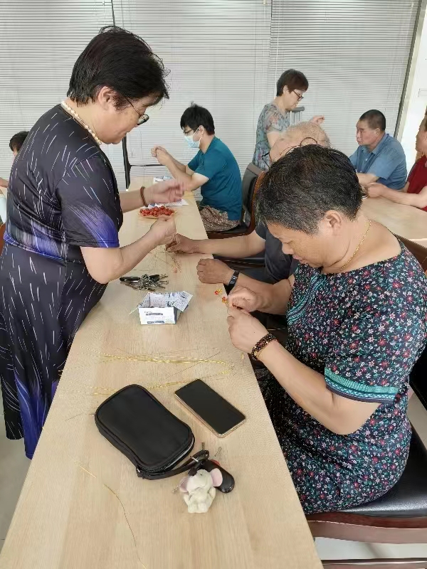 “微光聚巷”手工制作  点亮残疾人生活——宜兴市宜城街道巷头社区组织残疾人开展创意手工制作活动.jpg