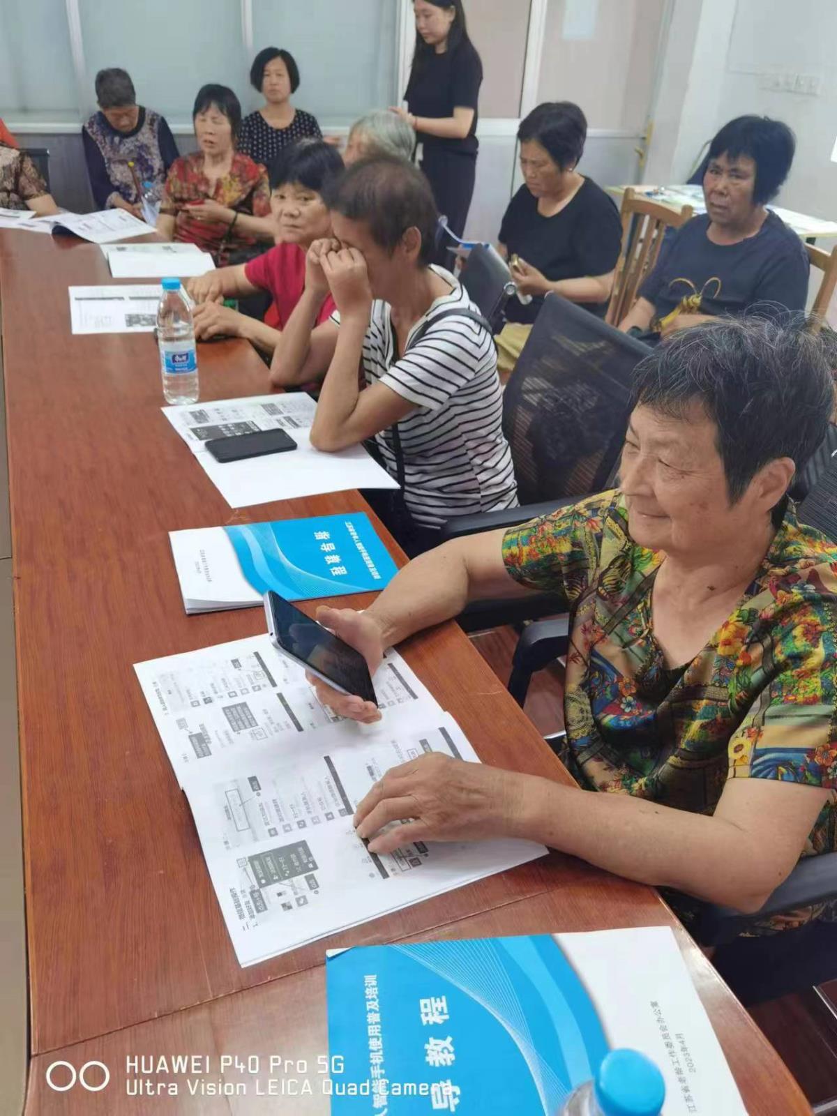 宜兴市高塍镇徐家桥村残协开展“智慧助残”智能手机使用培训.jpg