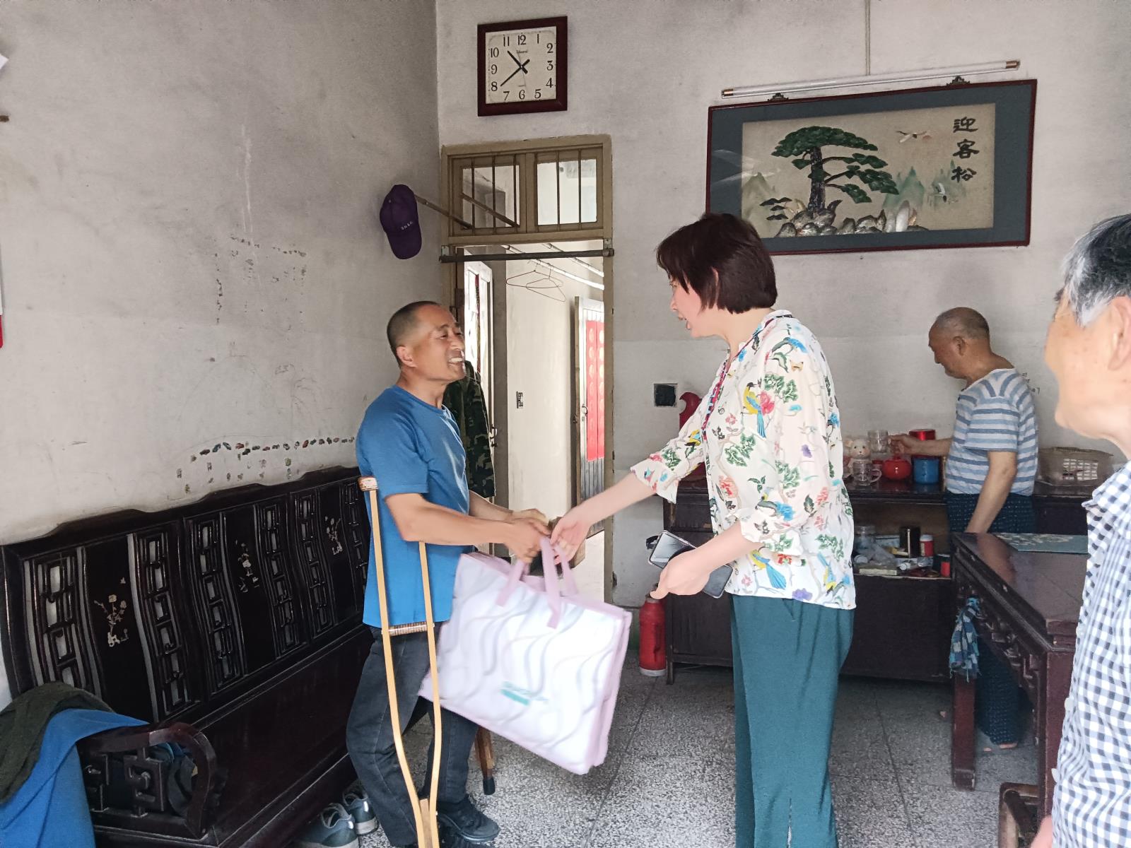 宜兴市徐舍镇残联开展中秋慰问困难残疾人家庭活动.jpg