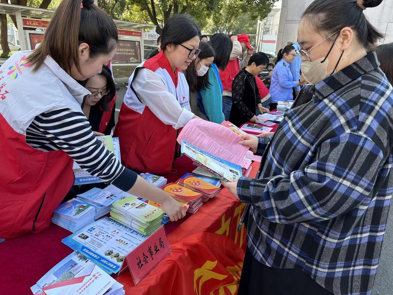 宜兴市万石镇残联开展跨部门惠残政策宣传活动.jpg