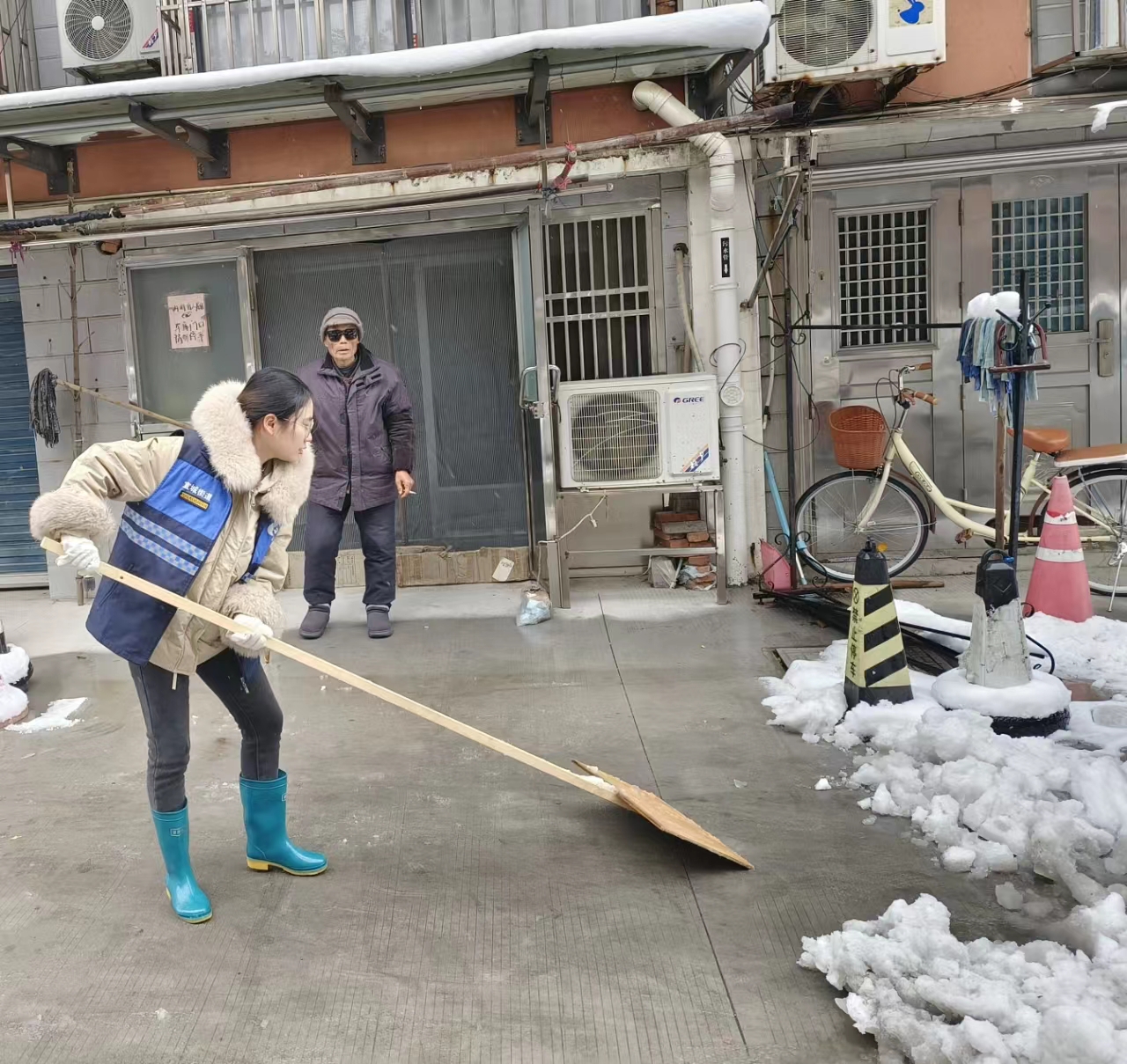 宜兴市宜城街道巷头社区铲雪除冰为残疾人打造安全出行环境.jpg
