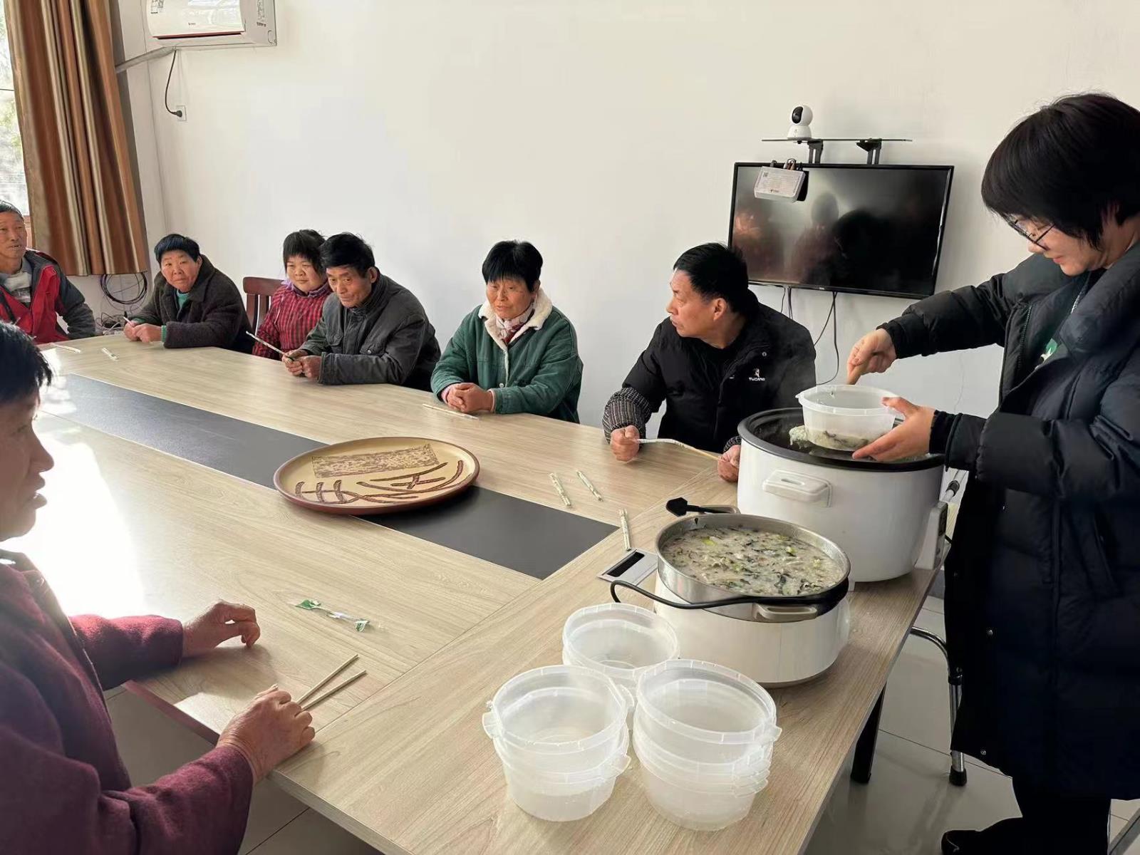 宜兴市万石镇马庄村“残疾人之家”举办腊八节送粥活动.jpg