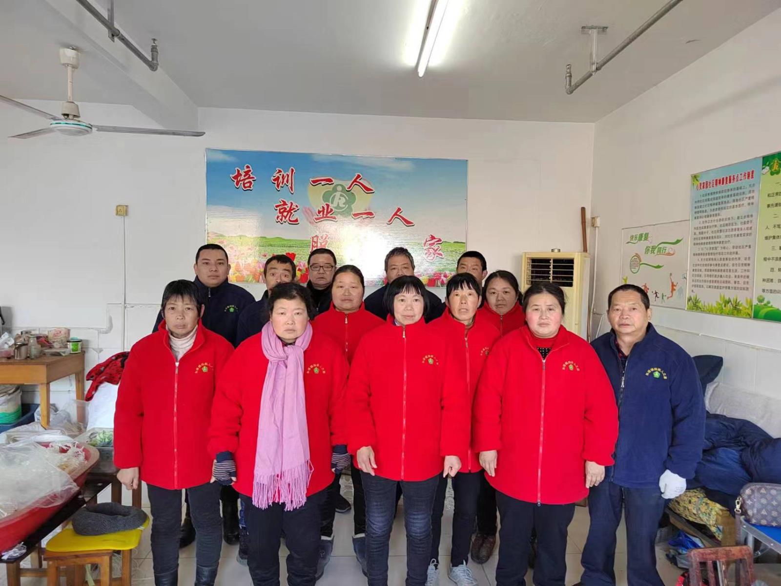 宜兴市和桥镇“残疾人之家”为残疾人发放工作服 (2).jpg