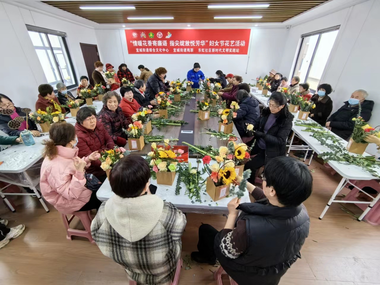 情暖花香寄廉语 指尖绽放悦芳华——宜兴市宜城街道残联开展“三八”国际妇女节花艺活动.jpg