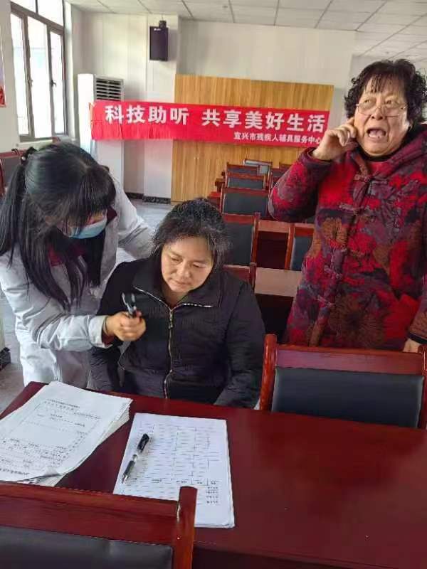 正确使用助听器——宜兴市杨巷镇残联开展“爱耳日”宣教活动(1).jpg