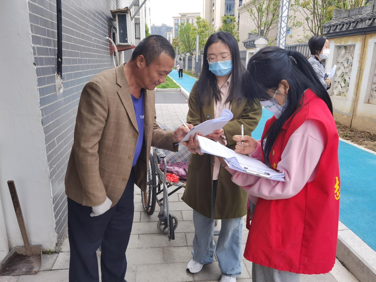 宜兴市芳桥街道残联开展残疾人辅具适配工作.jpg