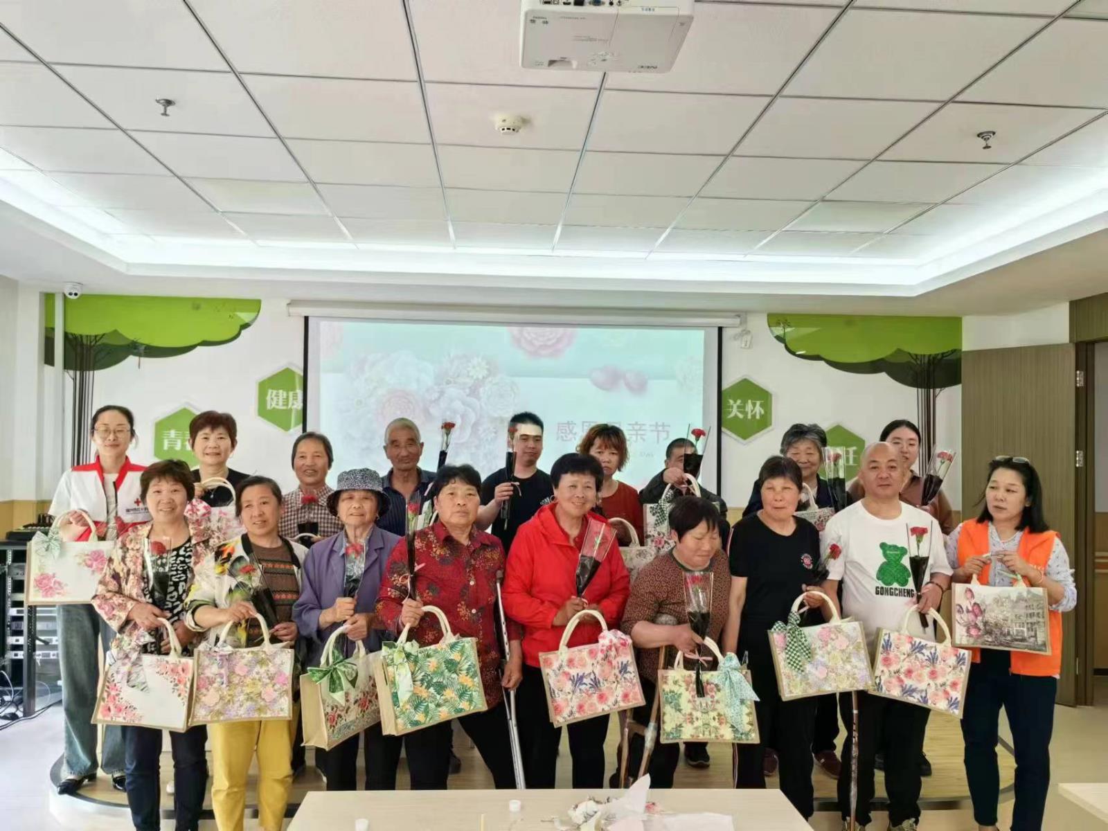 残梦织爱 手作传情——宜兴市屺亭街道“残疾人之家”开展母亲节手工制作活动.jpg