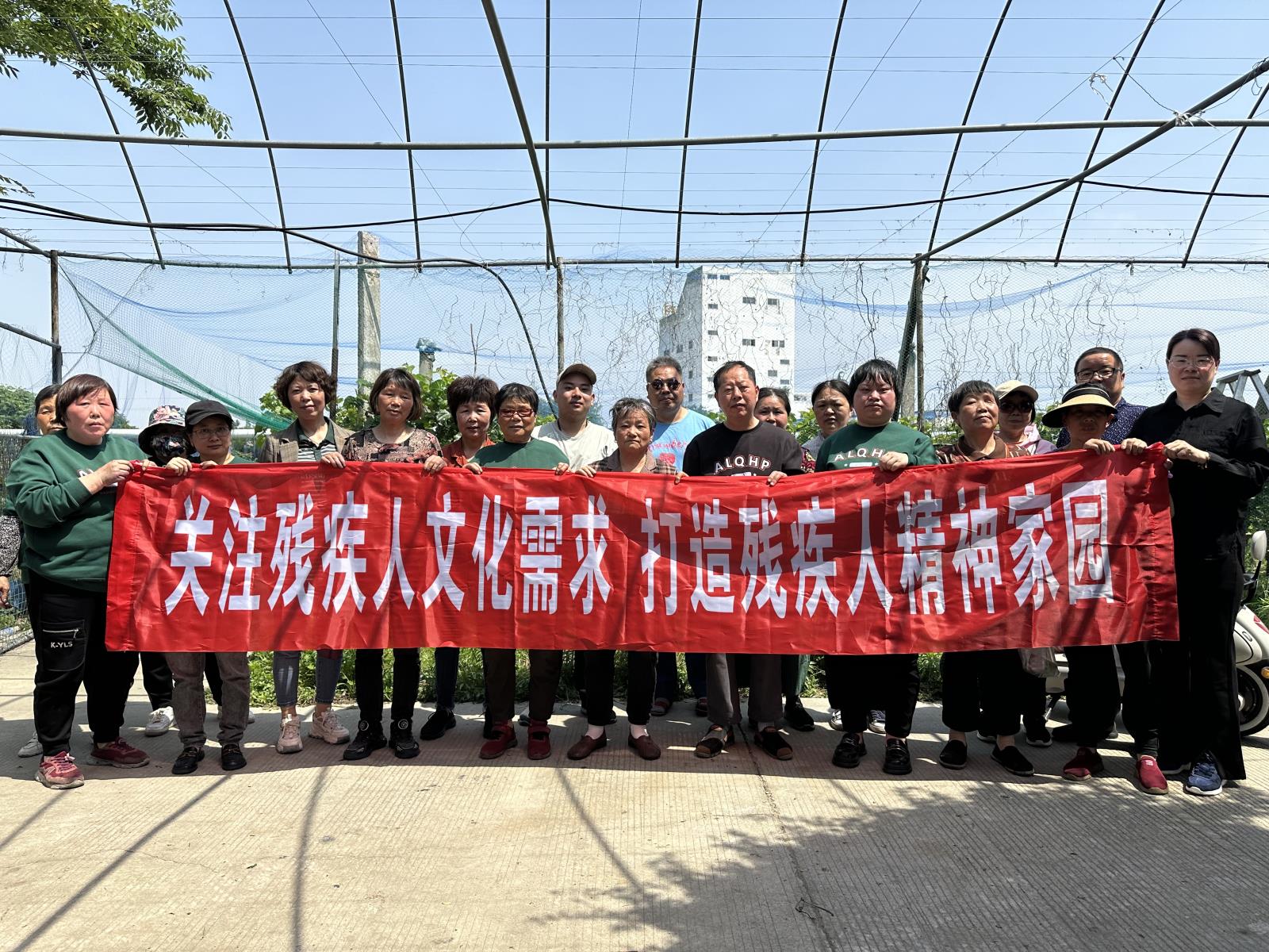 共享阳光  乐采美好——宜兴市和桥镇残联组织残疾人采摘桑葚.jpg